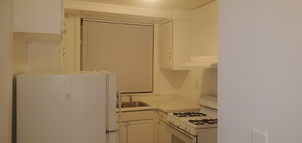 Kitchen - 6519 S Eberhart Ave