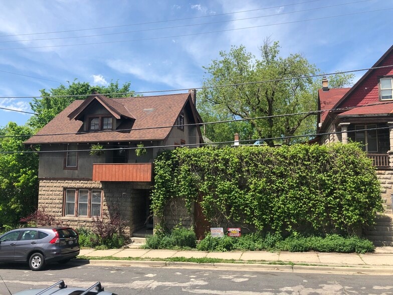 Building Photo - 318 E Deer Pl