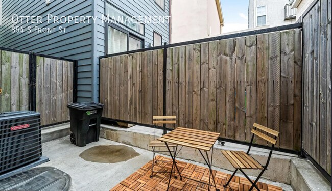 Building Photo - 854 S Front St