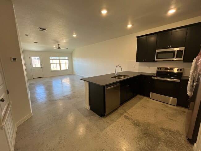 Building Photo - 913 Switchgrass Dr