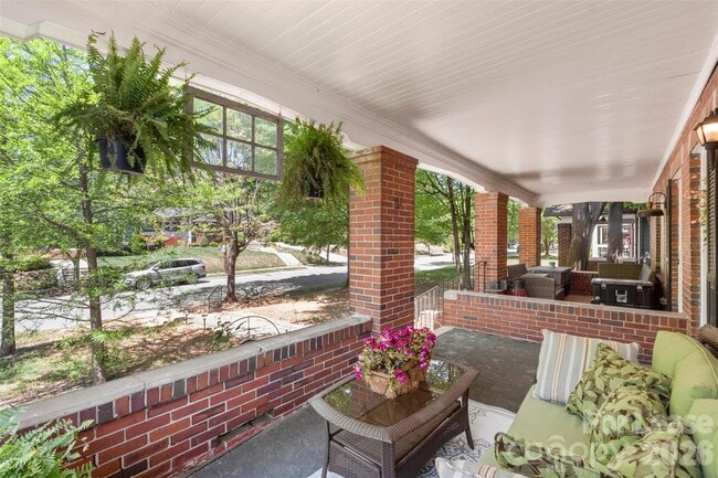 Building Photo - 703 S Summit Ave