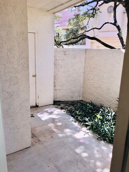 Building Photo - 2255 Thousand Oaks