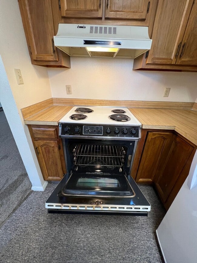 Building Photo - 1 Bedroom 1 Bath Townhouse in Great Neighborhood