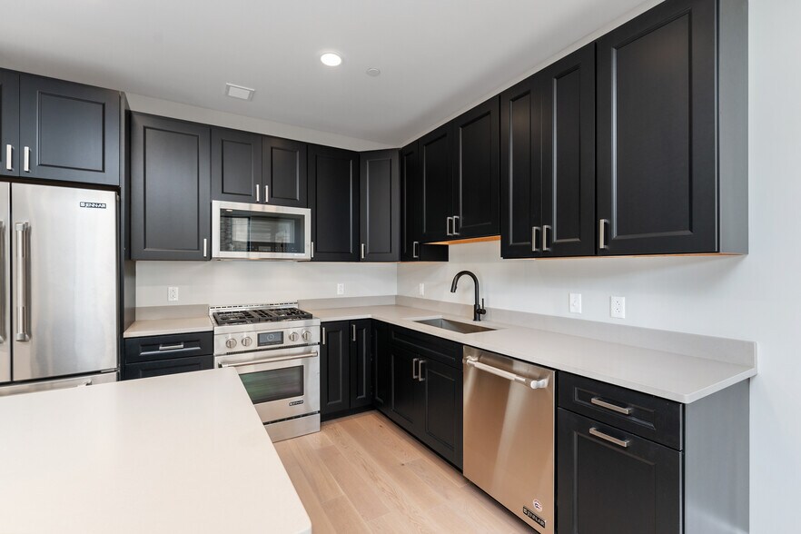 Building Photo - 350 Oliver Ave