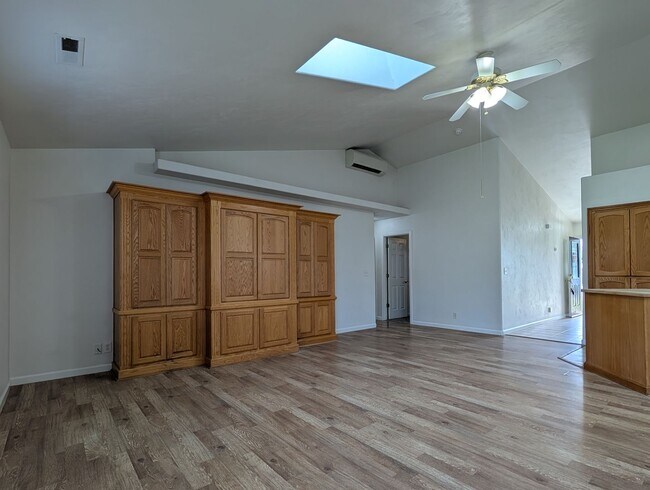 Building Photo - Great 3 Bedroom, 2-Bath Home With 2 Separate Living Rooms!