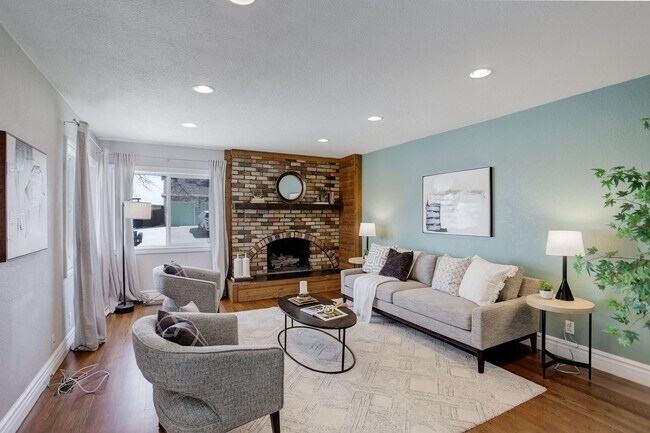 Building Photo - 4 Bed | 2 Bath | Spacious Backyard | Prime...