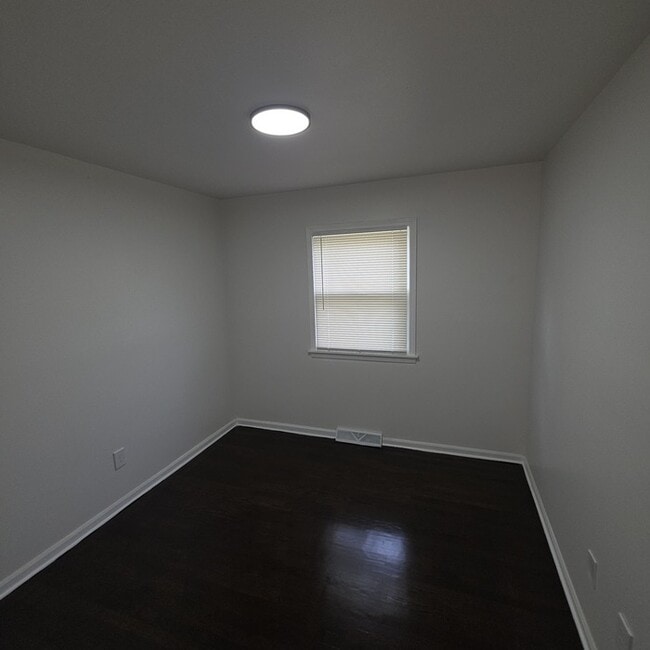 Building Photo - Spacious 3 bedrooms and 2 baths ranch home located on SE Browning St in Lee's Summit, MO