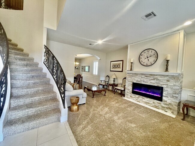 Building Photo - Luxurious 5-Bed, 4-Bath Fully Furnished Home in Henderson-