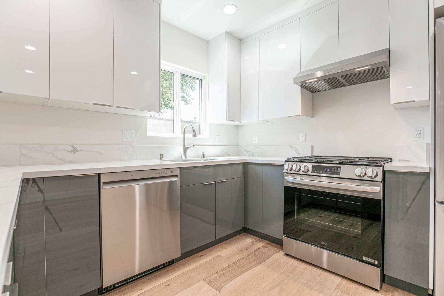 Building Photo - 10446 Woodley Ave