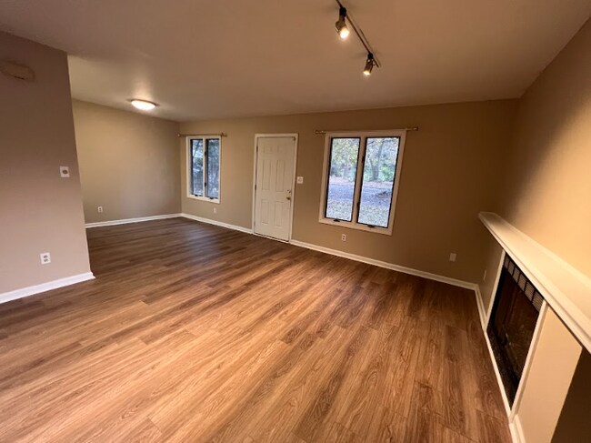 Building Photo - 1863 J Julian Ln