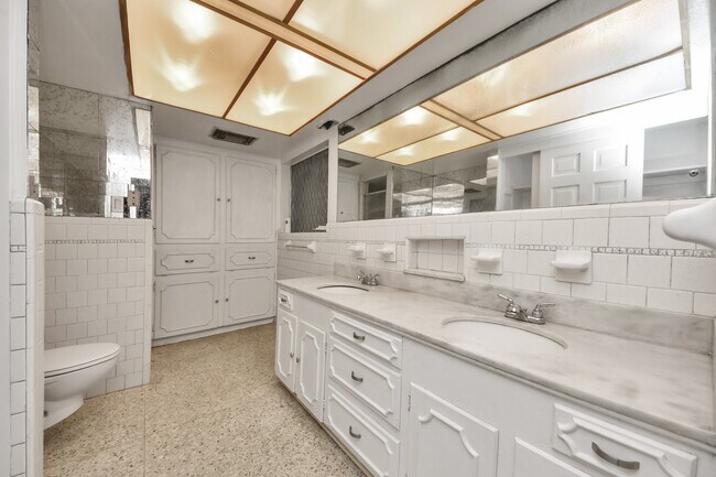 Building Photo - 5001 Glenhaven Dr