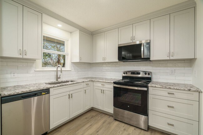 Building Photo - Charming West Ashley Home