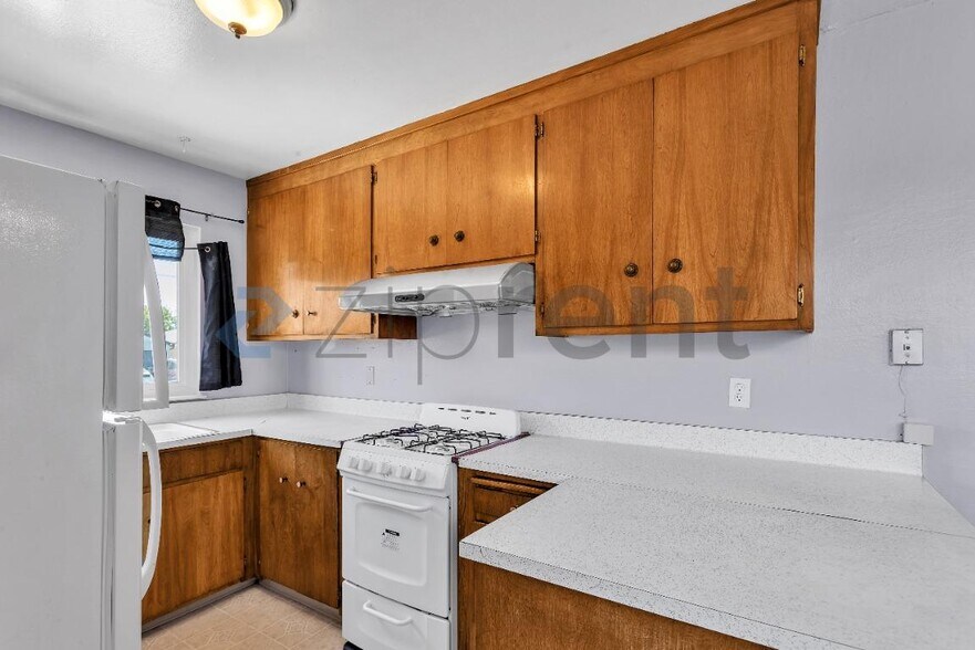 Building Photo - Unit