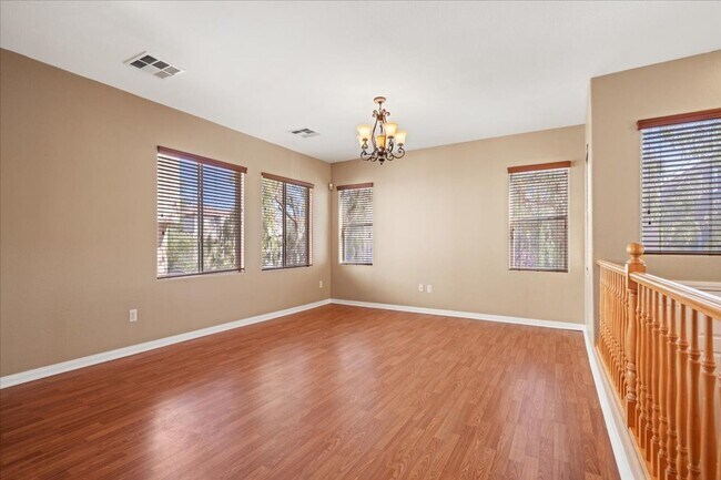 Building Photo - Spacious 3 bth Upstairs Plus Loft Bedroom, New Floors, New paint, No Carpet