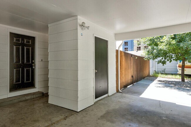 Building Photo - Newly Renovated Townhouse - Pet Friendly!!
