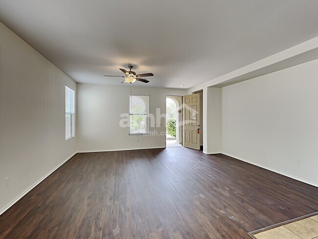 Building Photo - 562 W Paseo Celestial