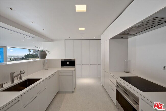 Building Photo - 1430 Sunset Plaza Dr