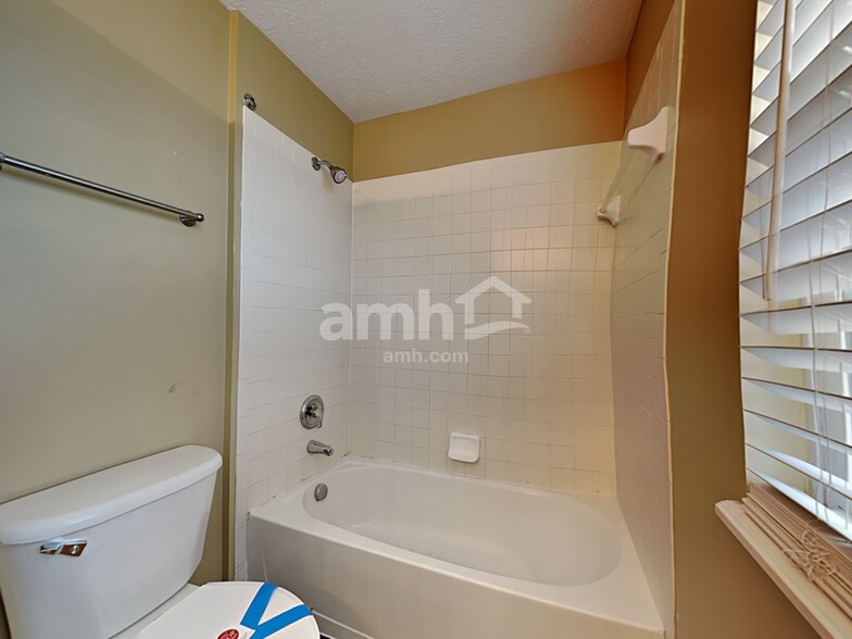 Building Photo - 203 Fox Glen Dr W