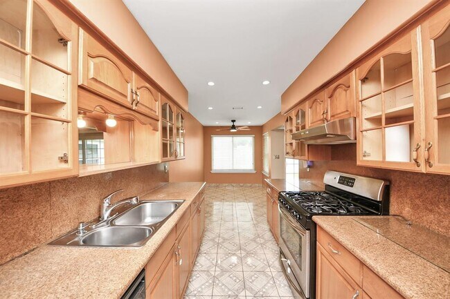 Building Photo - 2029 Highland Hills Dr