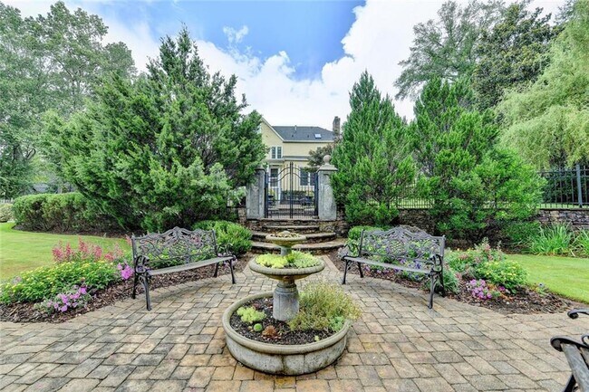 Building Photo - 2611 Briers N Dr