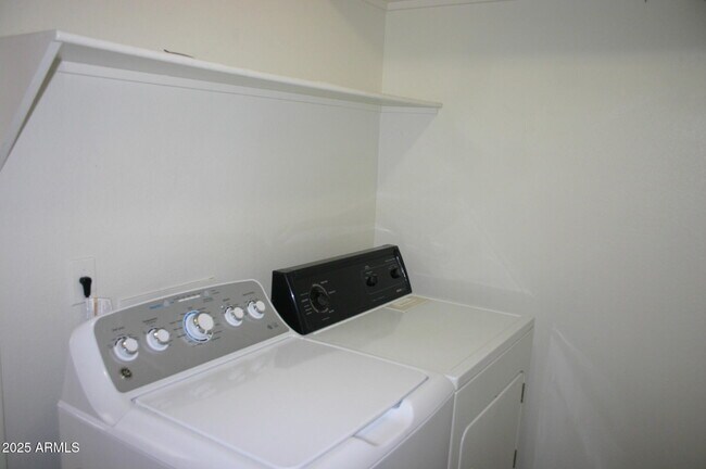 Building Photo - 2217 S Las Flores