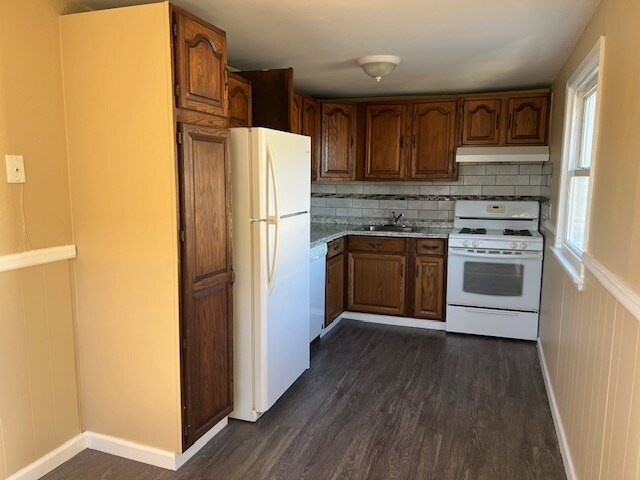 Kitchen Gas Cook /DW - 130 Baisley Ave