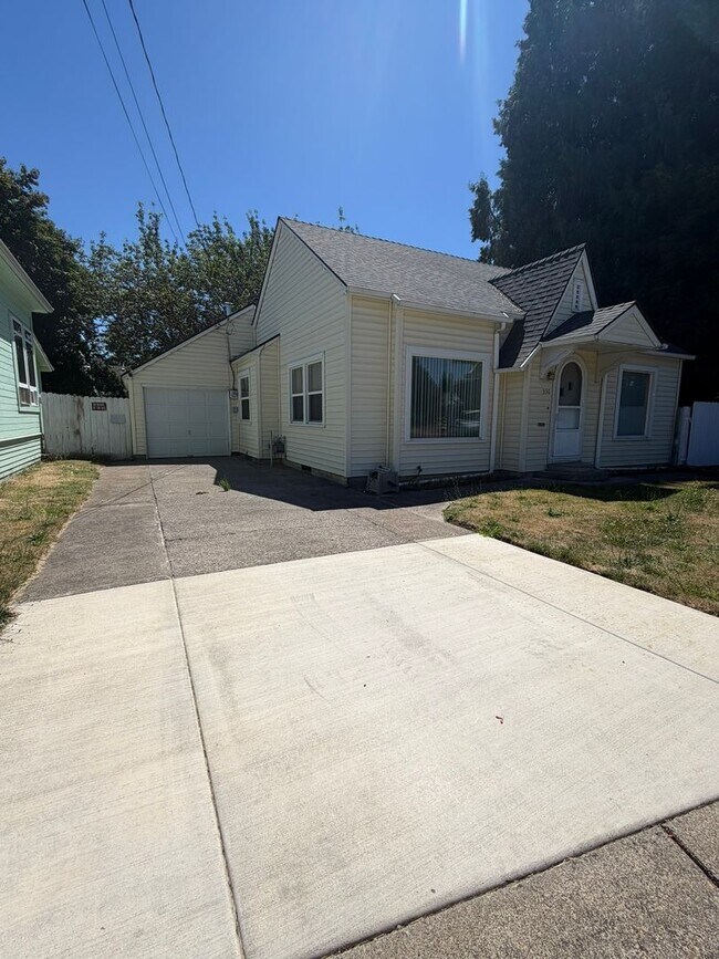 Building Photo - 2 Bedroom with a garage with Large fenced yard!