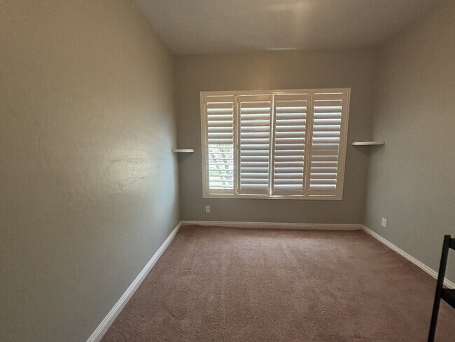 Building Photo - 5-Bed Retreat with Granite Elegance & Cozy Fireplace – 3690 Sq Ft of Comfort in Las Vegas with a ...