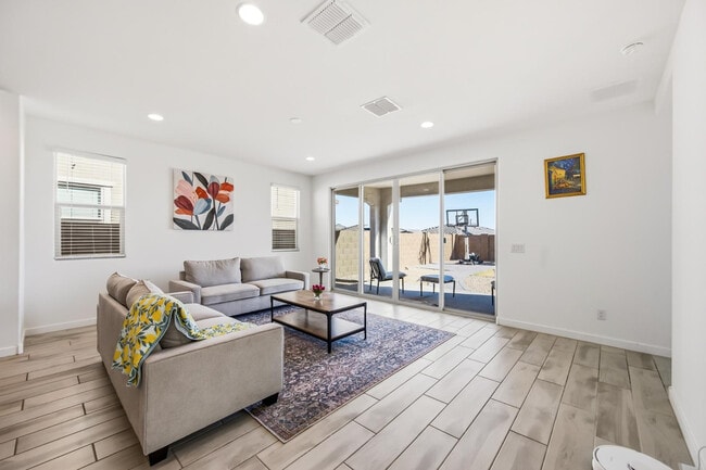 Building Photo - 2053 W Sienna Bouquet Pl