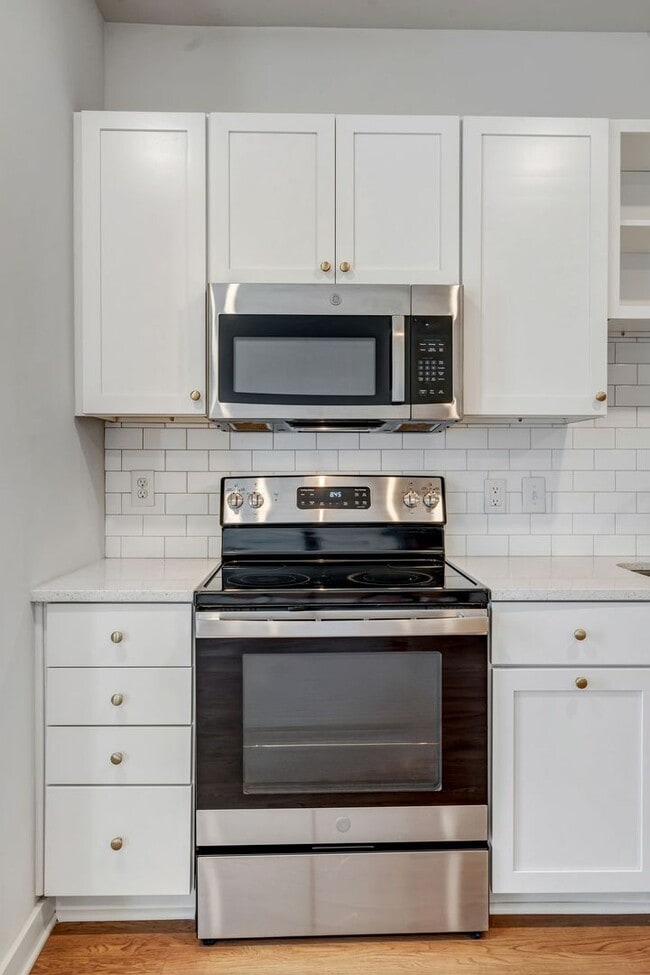 Building Photo - **Move-In Special - $500 off first month's rent**