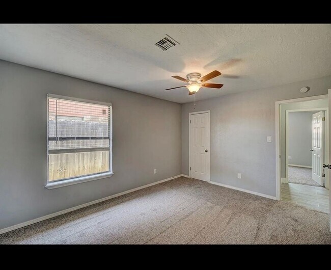 Building Photo - Beautiful newly remodeled home located in ...