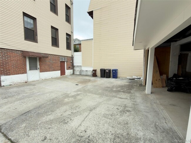 Building Photo - 1725 Paulding Ave