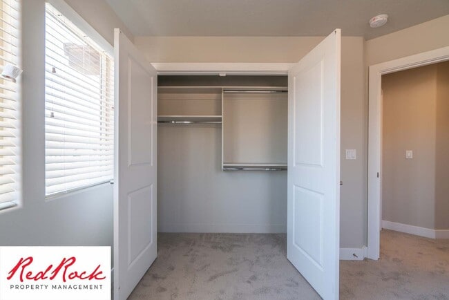 Building Photo - Spacious Townhome in Hurricane Heights