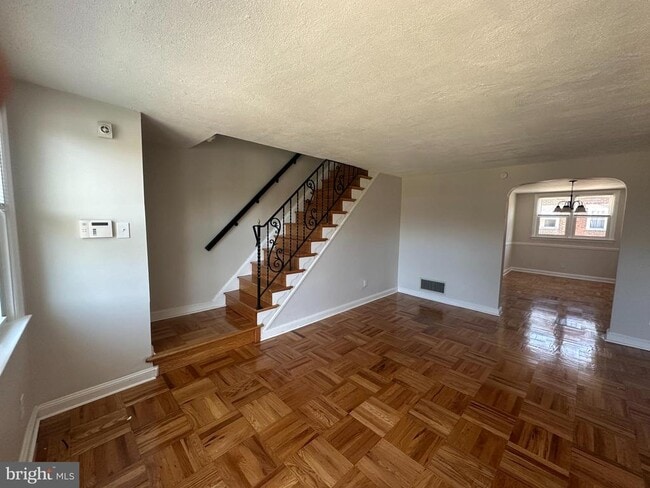 Building Photo - 2204 Lynn Blvd