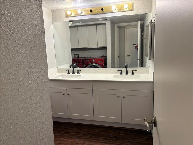 Building Photo - 2822 S Bartell Dr