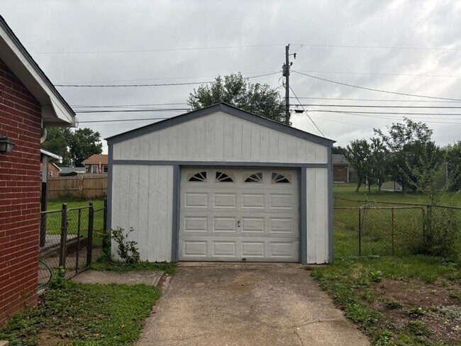 Building Photo - 3 bed 1.5 bath