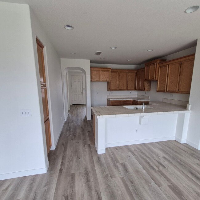 Building Photo - New Flooring throughout; Nice Elk Grove 3 bedroom home! Single story