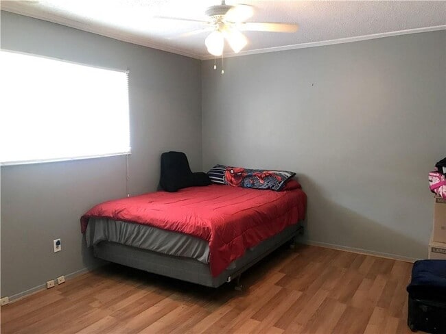 Building Photo - 5 Bedroom 3 Full Baths on the Southside