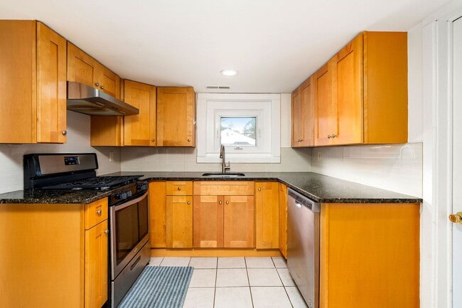 Building Photo - 106 Spruce St