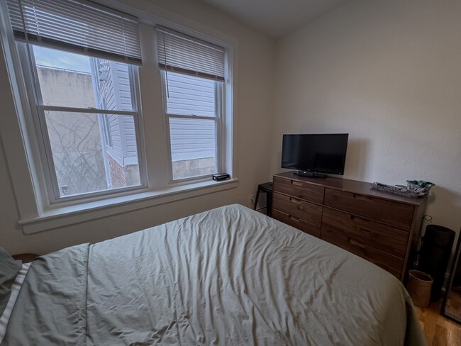 Building Photo - 338 Lombard St