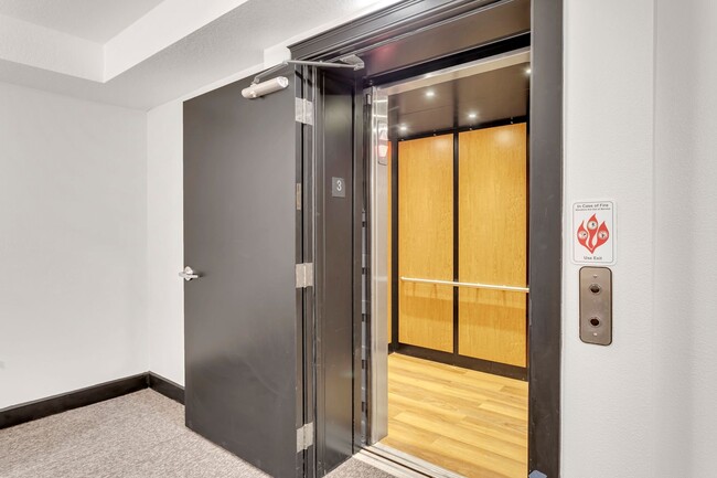 Building Photo - Luxury One-Bedroom Condo in Downtown Gresh...
