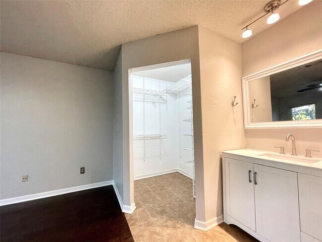 Building Photo - 5912 Avery Island Ave