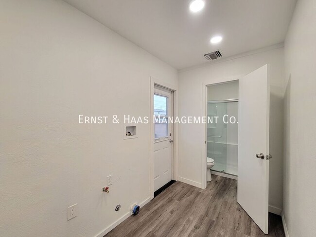 Building Photo - Beautifully Remodeled 3 Bedroom 2 Bath Lak...