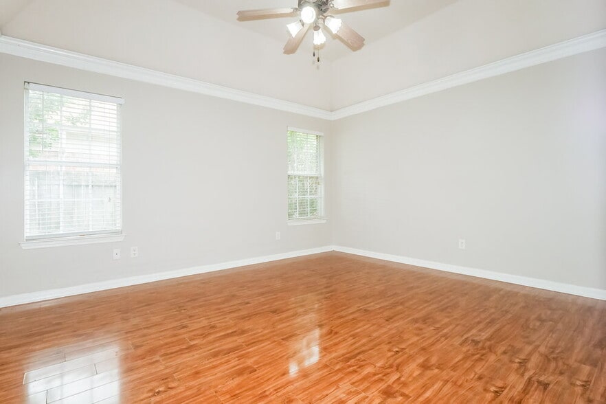 Building Photo - 1596 Far Dr