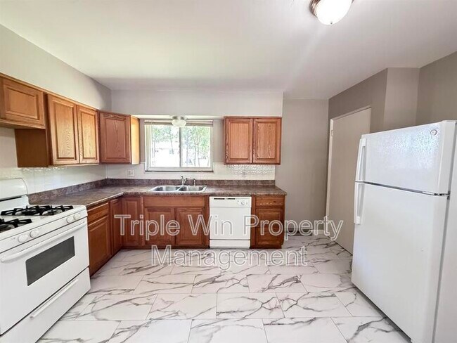 Building Photo - 675 Lilac Dr