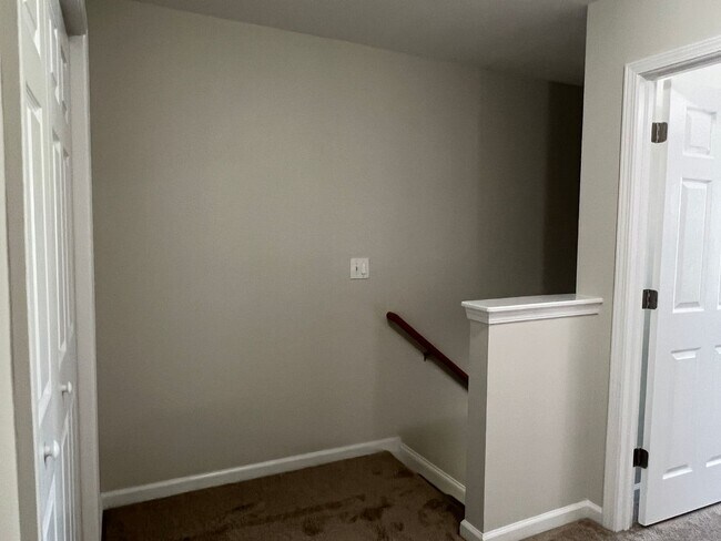 Building Photo - Beautiful 4 Bedroom, 3.5 Bath, Pet Friendl...