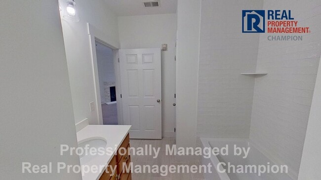 Building Photo - Beautifully Updated 2 BD/2 BA with Screened Porch & Modern Finishes