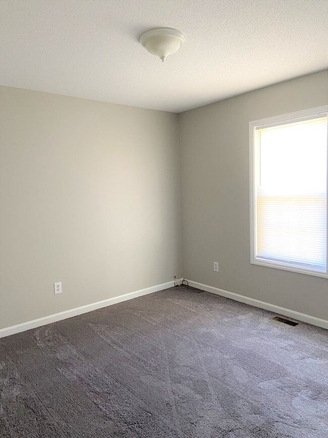 Building Photo - ~Cute 3-Bedroom home w/fenced backyard loc...