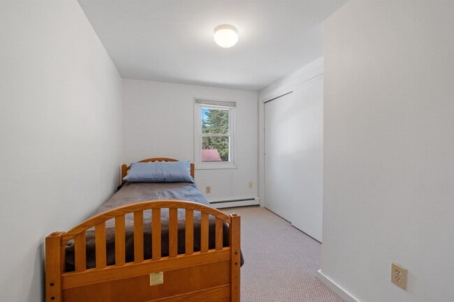 Building Photo - 36 Lark St