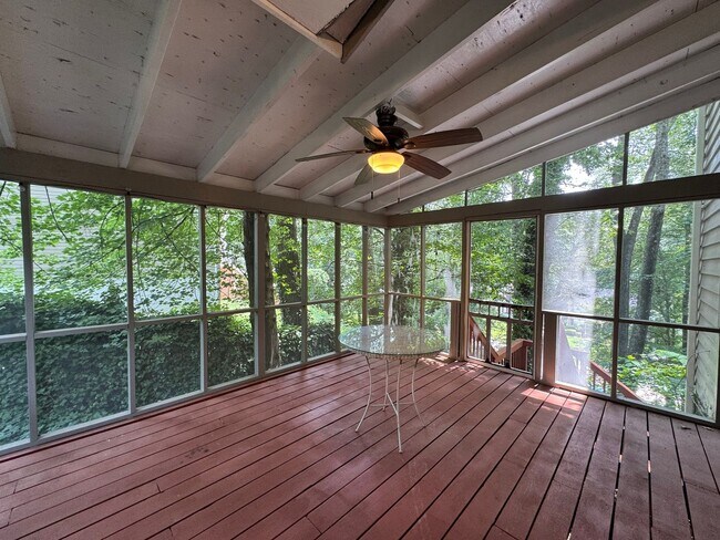 Building Photo - Fantastic 4 Bed 3.5 Bath Townhome With Sun...